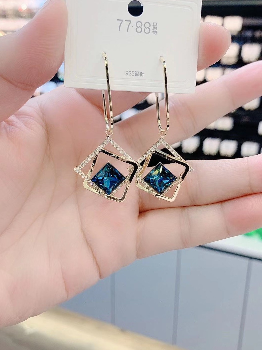 Luxurious High sense Exaggerated Ear Pin Blue Crystal Temperament 100 Hitch Personality Earrings Mesh Red Silver Needle Geometric Ear Trim Tide