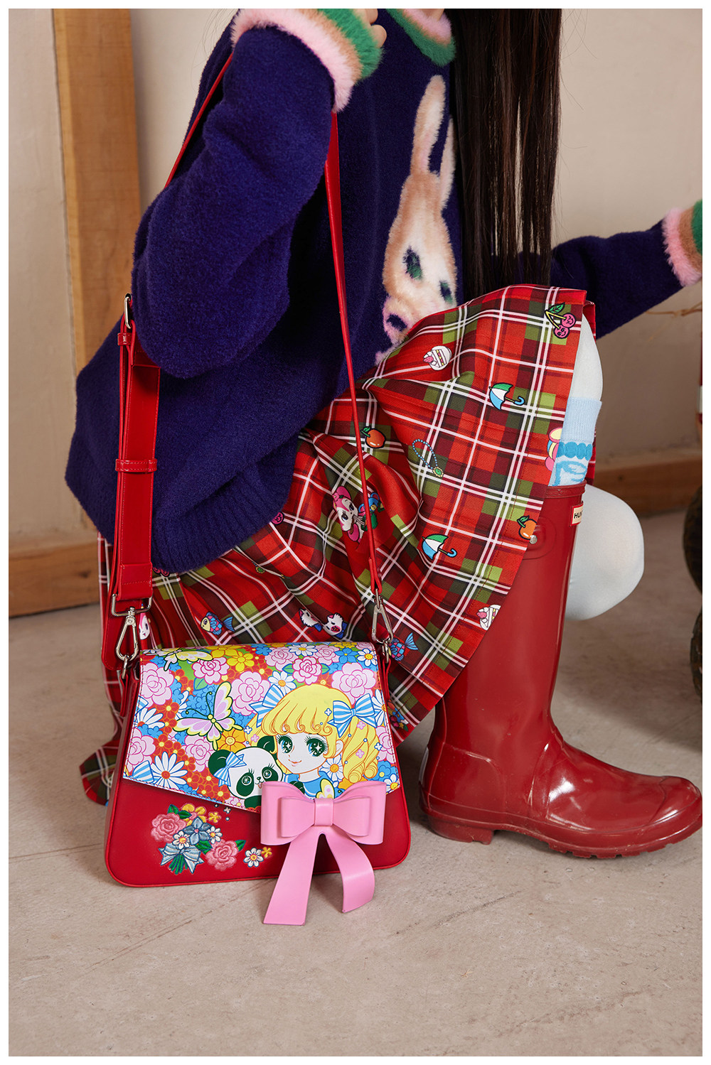 昭和レトロな美少女 刺繍花柄 レッド エンベロープ型 ショルダーバッグ