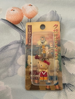 收藏绝版品～Sanrio Hello Kitty夕烧小时候系列小学生踩高跷吊饰