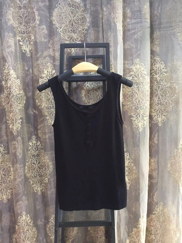 Non-Returnable Mo Mo Series 100% Merino Wool Black Button-Decorated Knitted Vest Mbd3Vet006