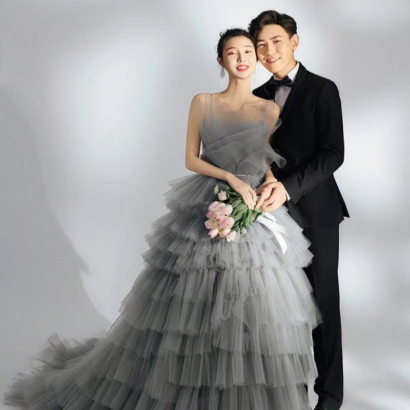 Elegant Gray Wedding Dress with Long Train for Couples, Suitable for Studio Photography, Forest-Themed, and Includes Colorful Tulle Elegant Gray Wedding Dress with Long Train for Couples, Suitable for Studio Photography, Forest-Themed, and Includes Colorful Tulle