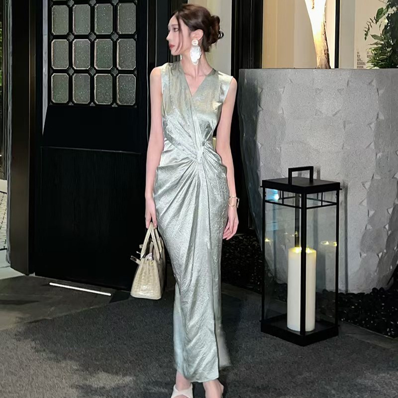 French Satin V-Neck Pleated Sleeveless Dress for Women Summer Waist-Hugging Elegant High-End Dress Long Skirt
