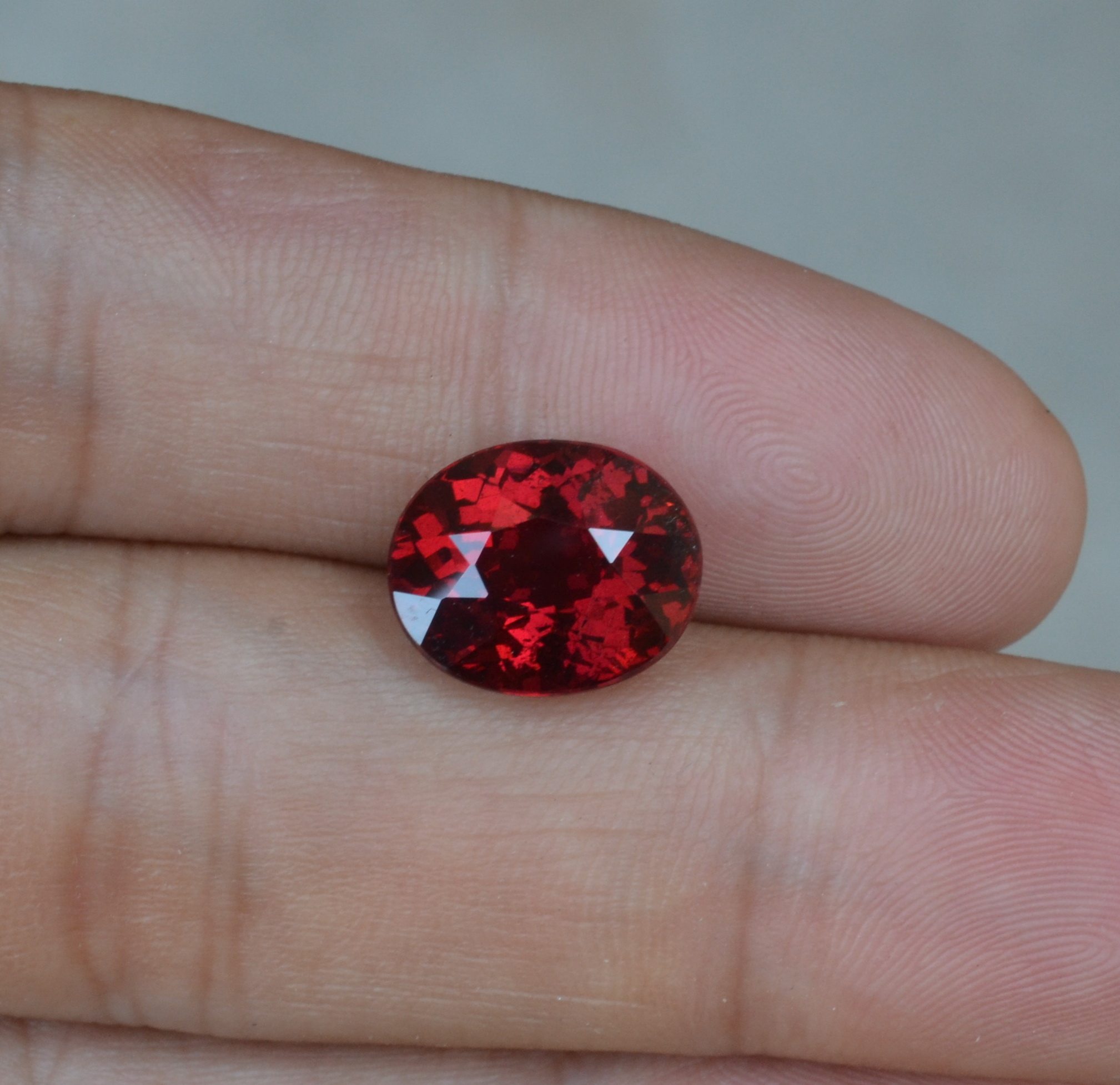Natural super flash full fire magnesium aluminum garnet bare stone 7 625 carats The naked eye flawless color gorgeous send certificate