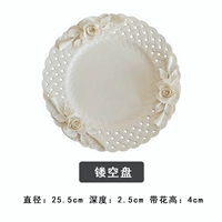 Полая обеденная тарелка с цветком, зажатая вручную