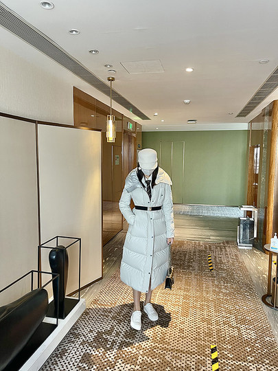 White super thick long leather down jacket for women 2025 winter new 95 white duck down waist slimming thickened jacket