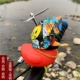 Молочная белая красная утка связана под водой