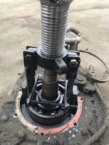 Single cylinder diesel engine crankshaft bearing hydraulic puller