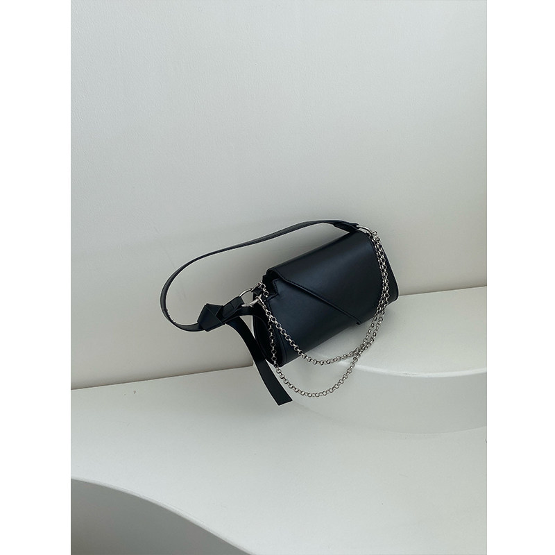 Borsa a tracolla nera con catena elegante e versatile per donna_voghion.com