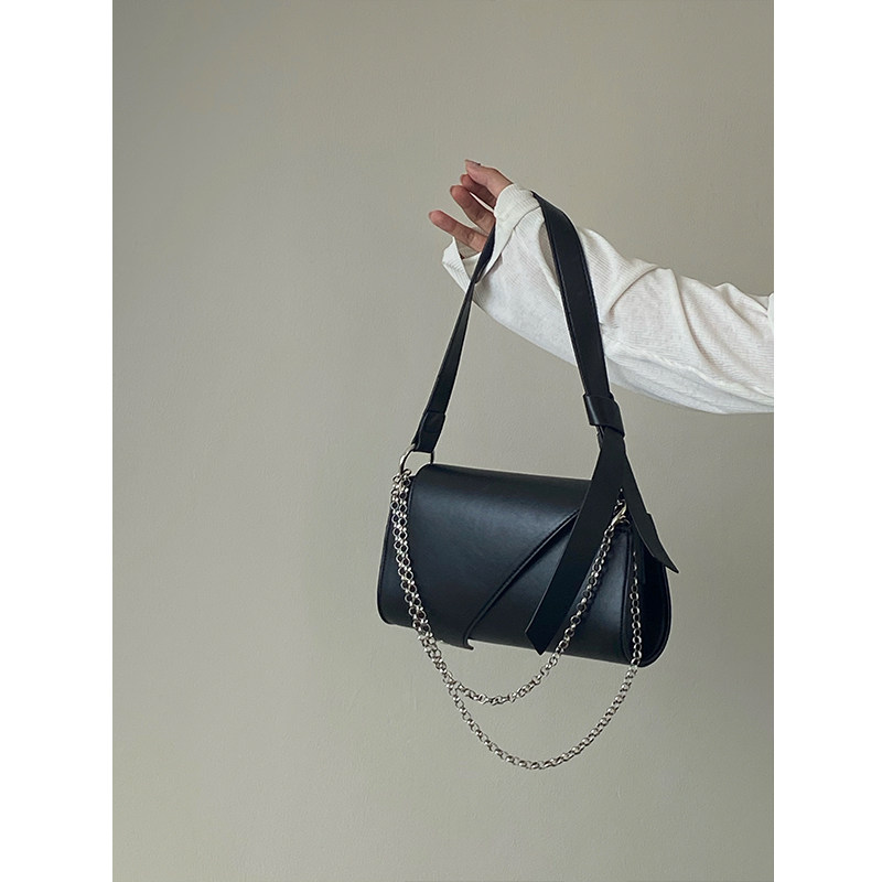 Borsa a tracolla nera con catena elegante e versatile per donna_voghion.com