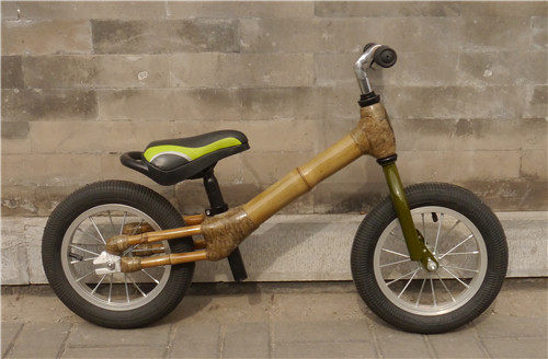 Pure hand to create a bamboo bike by hand