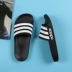 Giày nam Adidas NEO mùa hè mới ba sọc kéo đi bơi bãi biển nhà dép và dép AQ1701 - Dép thể thao