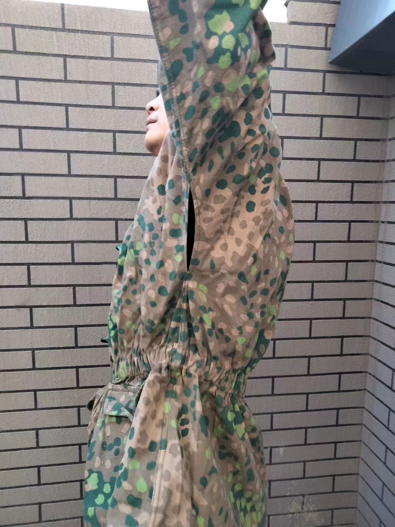 Detalle de tallaje y diseño camuflado