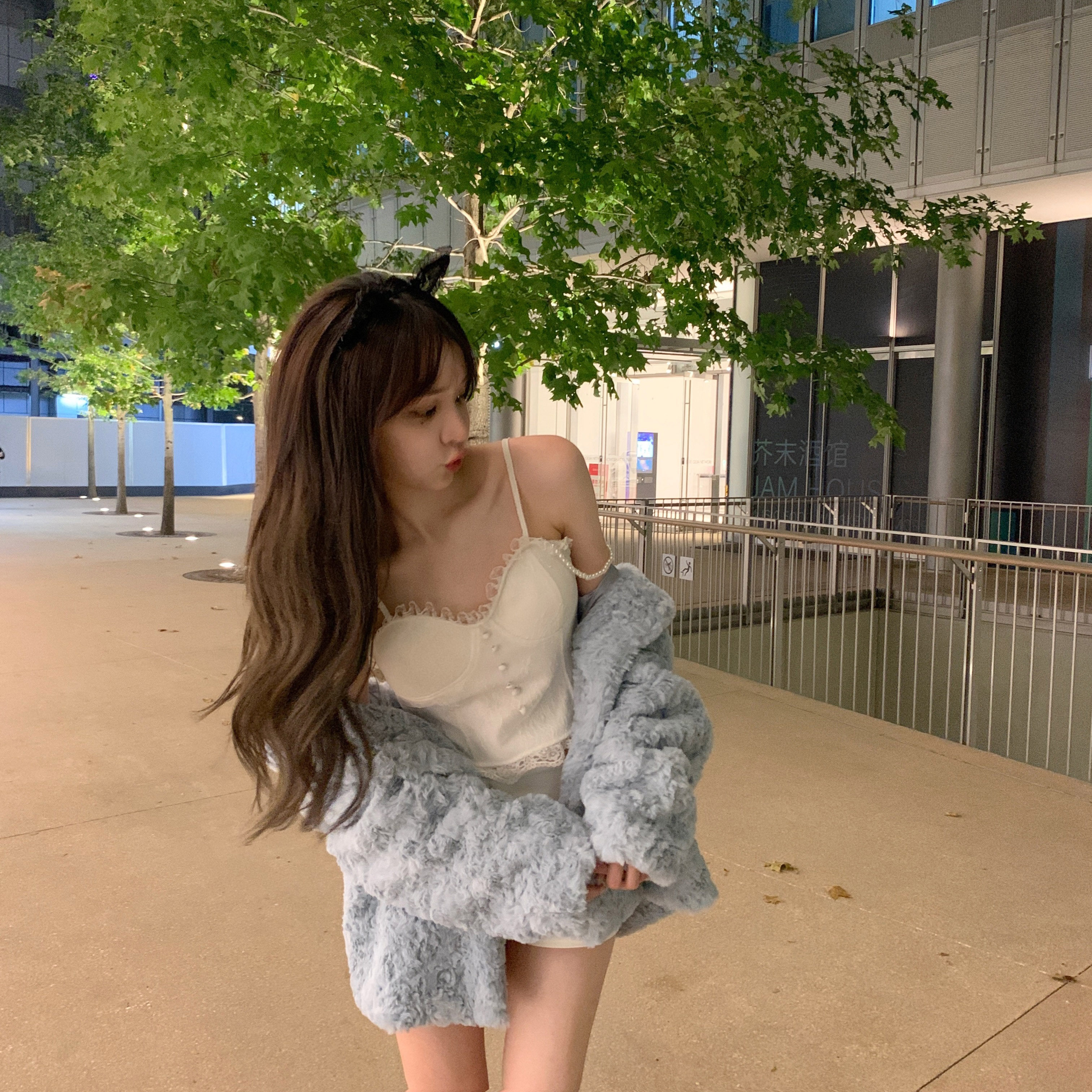 Home Spicy Hot Halo Lala White Snow Precious Pearl Autumn Winter Dress Stack Wearing Palace Wind Pearl Shoulder Strap Lace Corset