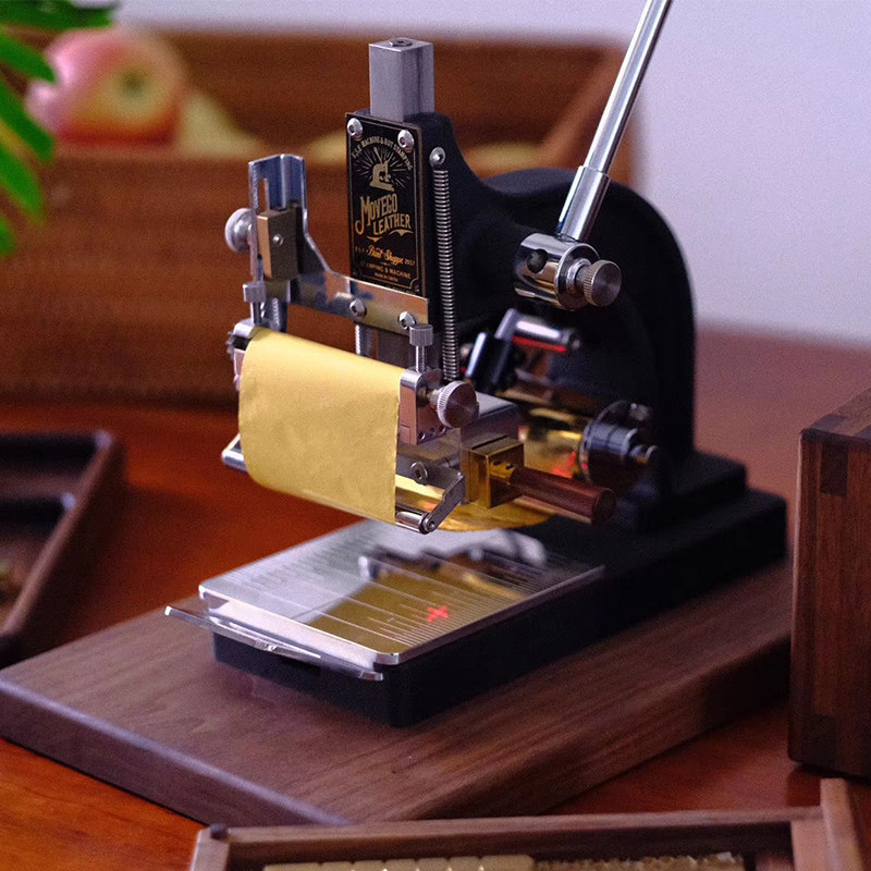 Customize the service for the gold stamping of bronze molo lettering with the key button of the chen