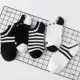 Черно -белые минималистские носки