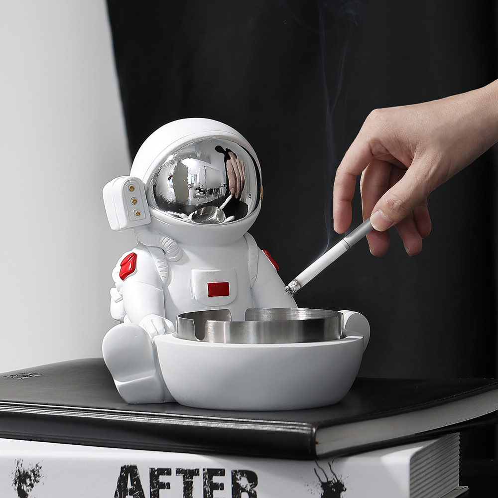 Cosmonauts Tobacco Ashtray Covered Anti-Fly Ash Creative Personality Trends Home Living Room Decoration Pendulum High Level Sensations