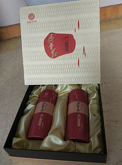 Tea gift box Xincha Rushan Weiming Black Tea 200G atmospheric gift box Northern Green Tea tea Qilu Red