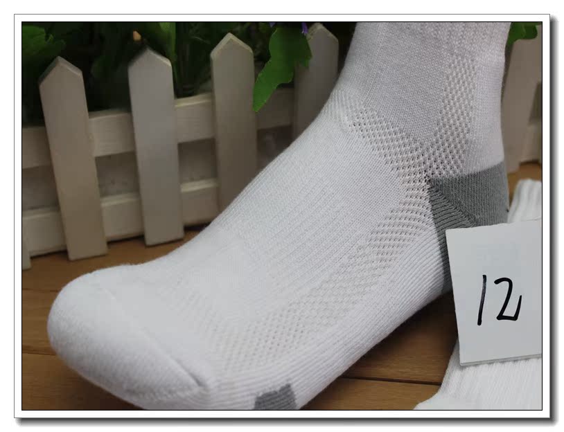 Cotton bóng chuyền bóng chuyền cầu lông thể thao vớ khăn dưới cùng trong ống ngắn màu trắng tinh khiết vớ bóng rổ màu đen - Vớ thể thao tất thể thao chạy bộ