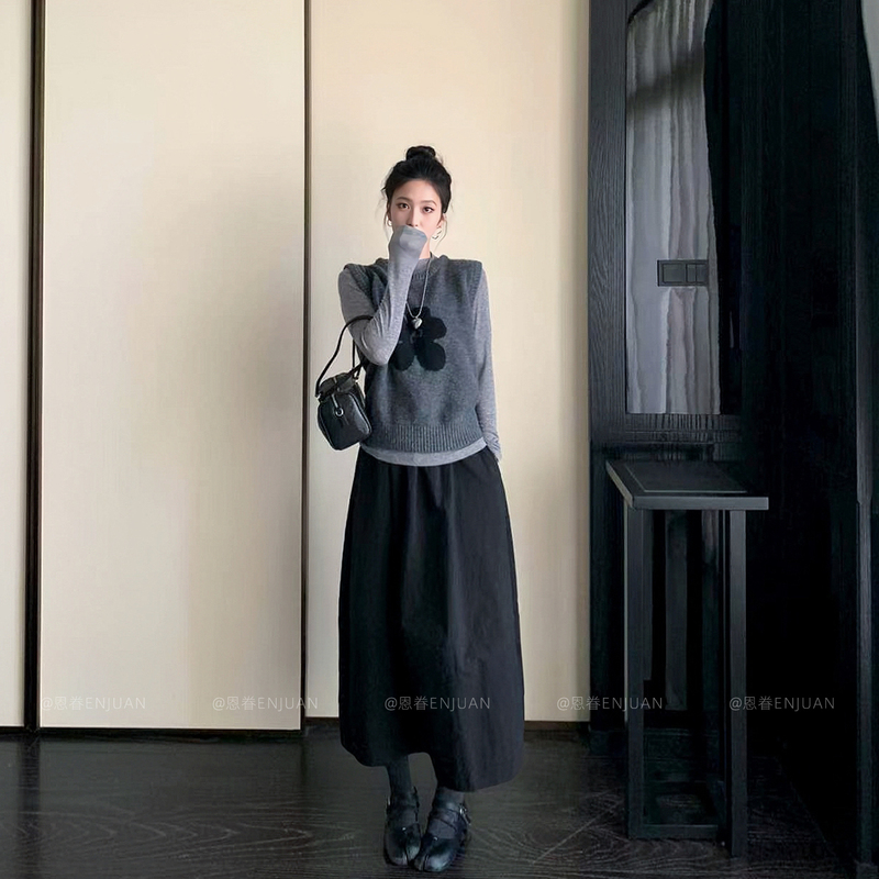 【Gray Rhythm Flower Story】Enjuan_Flower Knitted Vest for Women, Autumn Loose Color-Block Sweater Vest with Round Neck 【Gray Rhythm Flower Story】Enjuan_Flower Knitted Vest for Women, Autumn Loose Color-Block Sweater Vest with Round Neck