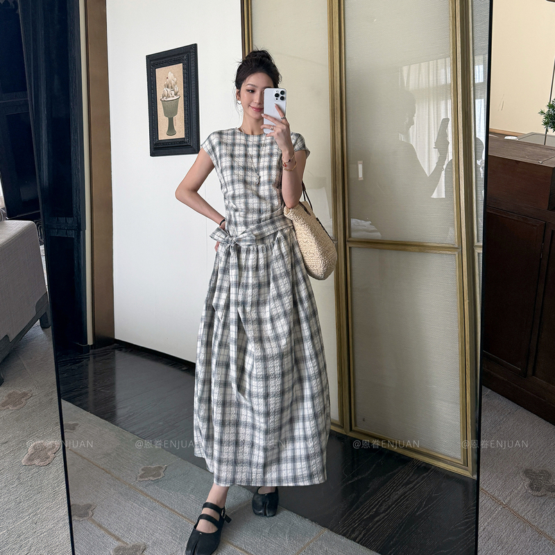 En Guan_ Plaid Short-Sleeved Dress for Women 2026 Summer New Style with Ribbon Waist-Cinching Slimming Retro Mid-Length Dress En Guan_ Plaid Short-Sleeved Dress for Women 2026 Summer New Style with Ribbon Waist-Cinching Slimming Retro Mid-Length Dress