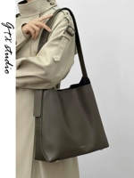 A233-5 Серое ночное небо с легкими пятнами