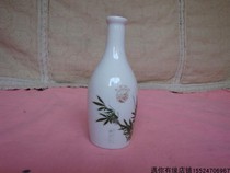 Small porcelain vases wine pots porcelain handicrafts nostalgic old objects produced during the export earning period of the 1980s