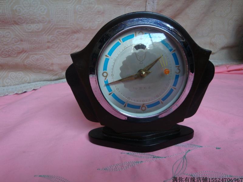 Commemorating the launch of the first satellite to make white dove brand alarm clock mechanical winding flying pigeon old seat clock nostalgic object