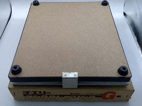 Черно -белая темная комната усиливает печатную пластину давления на выборочную давление Япония Япония