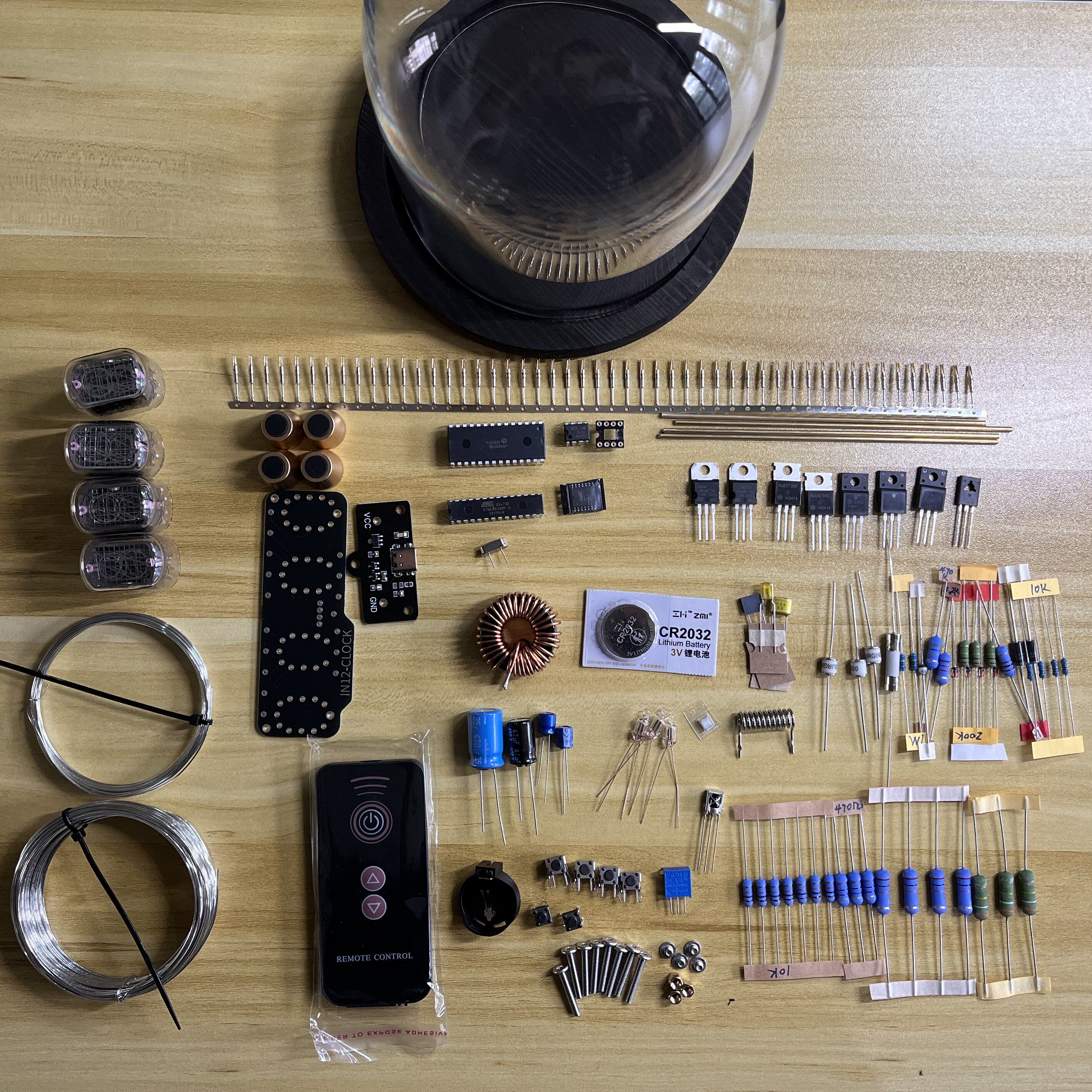 レトロなデジタルきらめくチューブ時計、サイバーパンクのデスクトップ