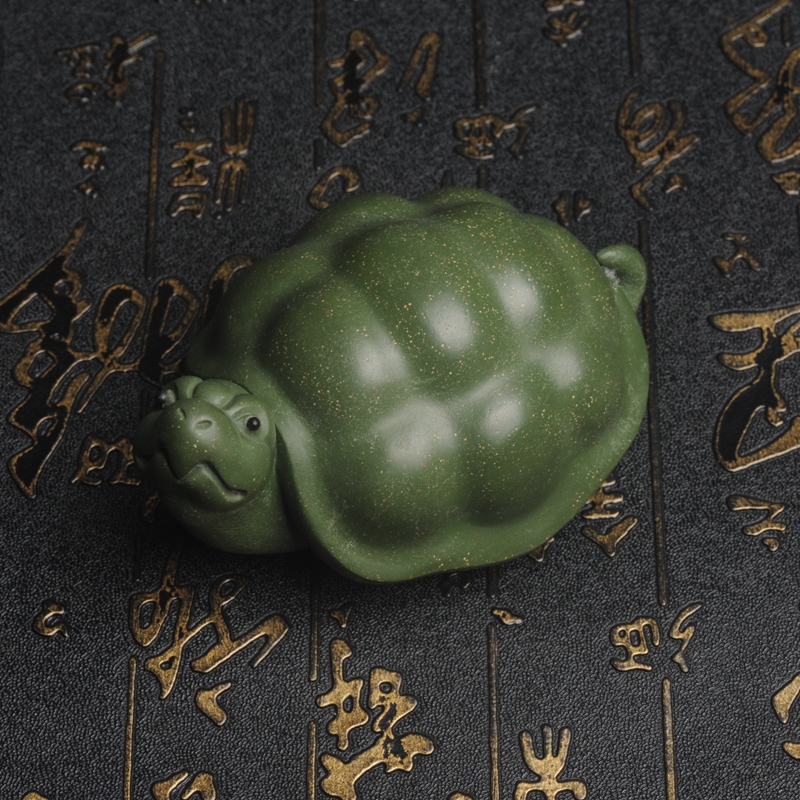 The beauty of purple sand tea pet with delicate green mud tortoise tea pet paste with delicate and delicate tea dish