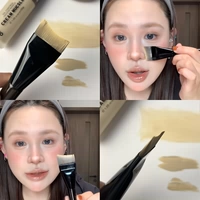 Кисть для тональной основы в форме полумесяца, подходящая для быстросохнущей жидкой основы.