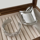 Небольшой дизайнерский брендовый женский браслет, тренд сезона, популярно в интернете, яркий броский стиль