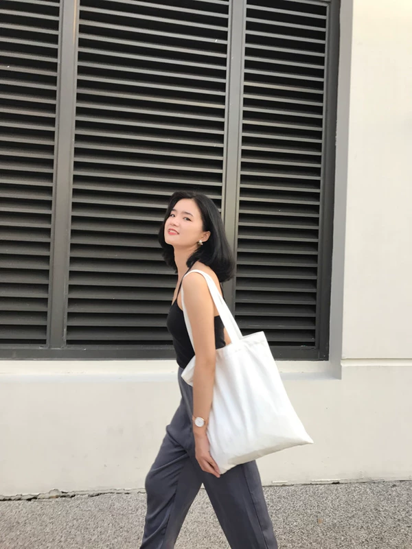 Mùa hè mới nổi tiếng với cùng một đoạn dây treo cổ quai ngang quai đen thoải mái áo vest chạm đáy áo vest nữ hàn quốc