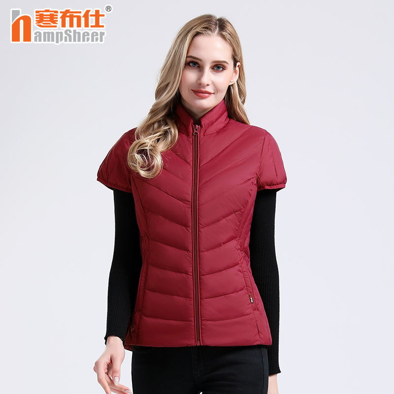 Cold Bussee down waistcoat A woman outside wearing a large size yard stay-at-home mom in a geriatric duvet jacket.