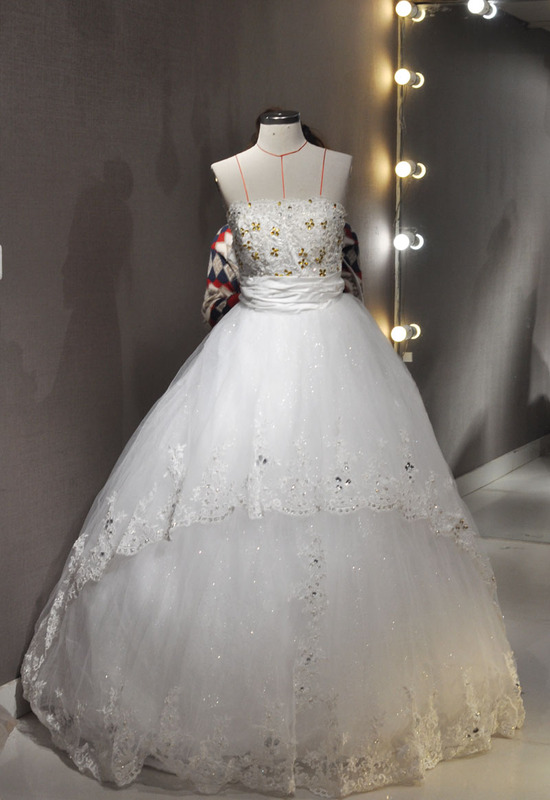 Brand New Processed Wedding Dress with a Long Train, Strapless, Heavy-Duty Tulle, and a Puffy Style. Authentic Guangzhou Product for Wedding Photos and Adult Ceremonies, Affordable