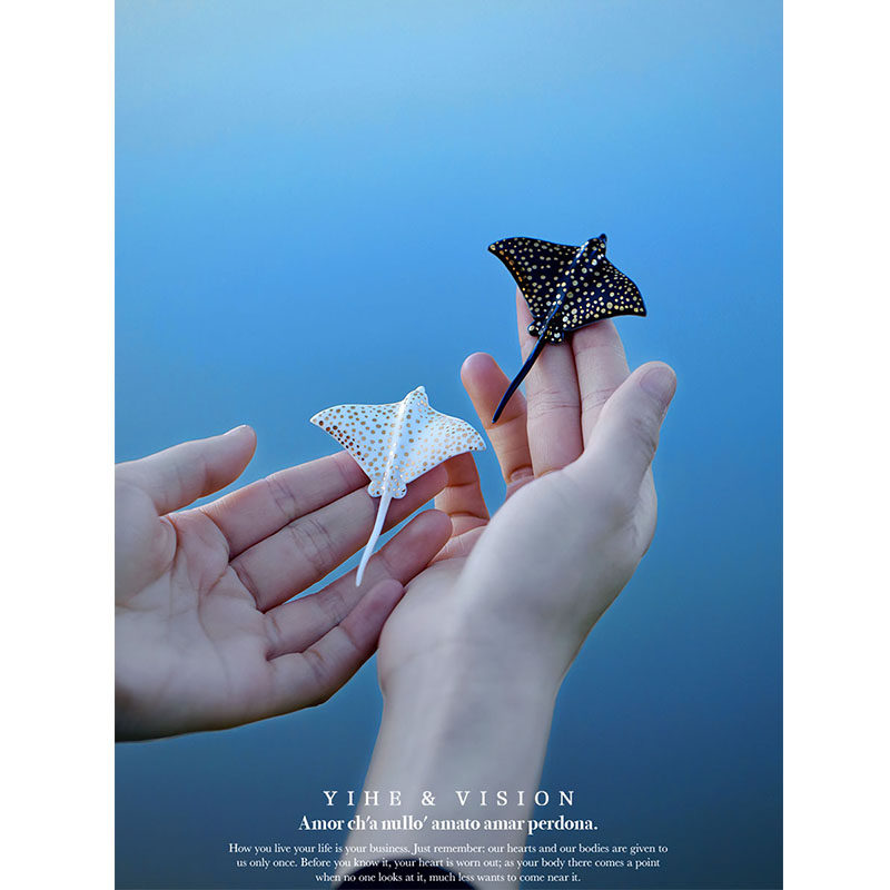 YIHE original design spotted eagle ray literary niche marine life black and white couple hand-painted ceramic brooch