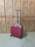 Красный металлический чемодан