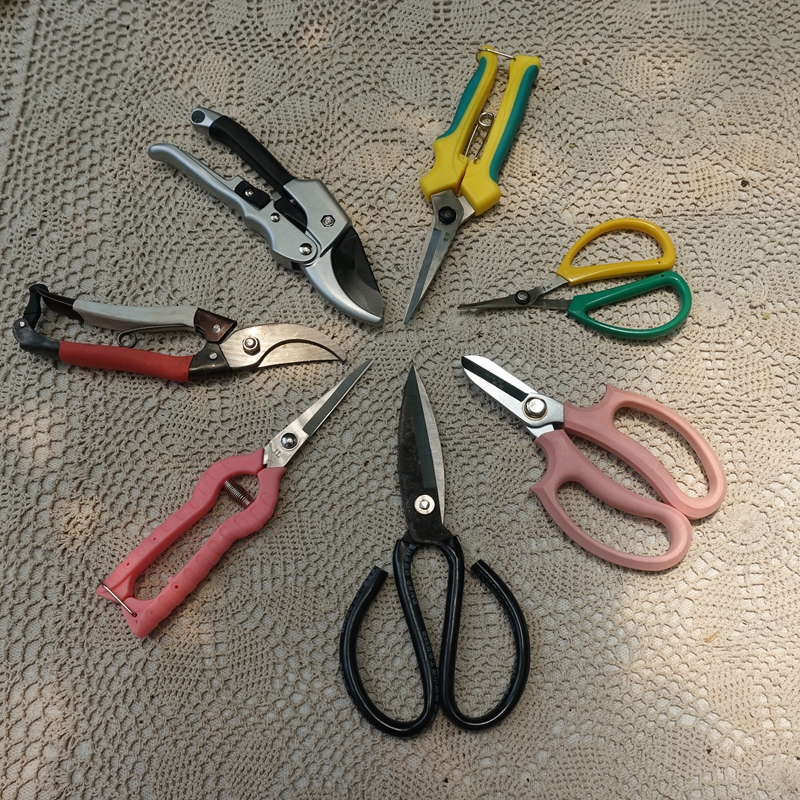Gardening scissors classic black leather case scissors pointed tip dead branches residual flower scissors super easy to use gardening supplies