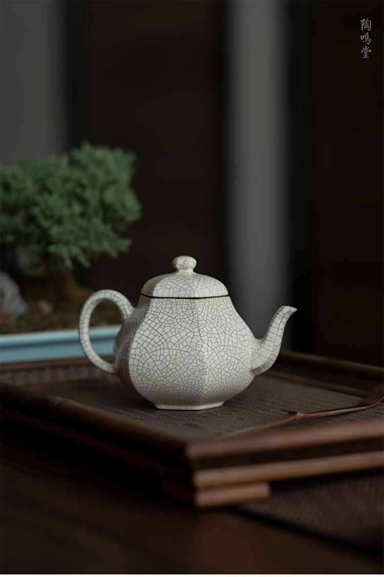 Jingdezhen ceramic teapot with plant ash glaze rushed the teapot single pot of tea, kungfu tea set start small