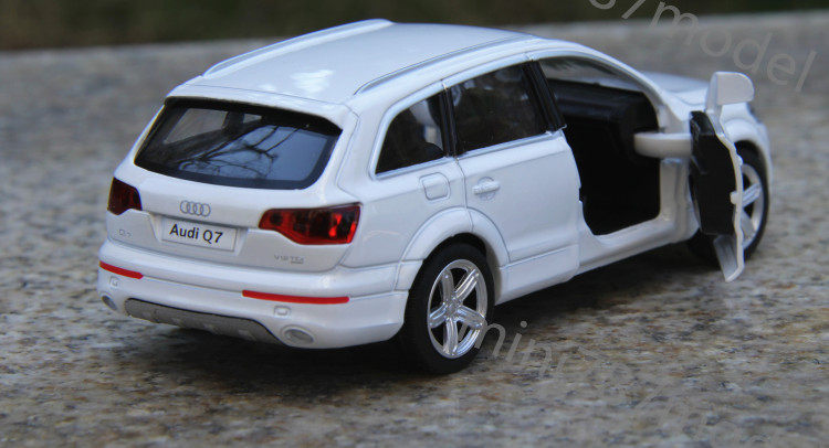 audi body zinc Q7 Audi Model Open doors Alloy 1:36 two Diecast Toys Cars
