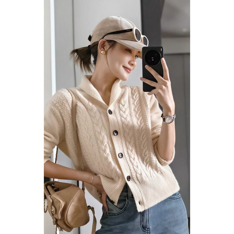 European Station 2025 Autumn/Winter New Round Neck Cable Knit Cashmere Sweater for Women, Loose and Casual Style Knitted Base Sweater