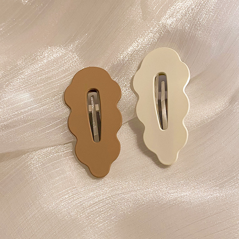 images 4:The small hair clip with the cute hair card on the side of the woman. The duck mouth is simple and exquisite Liu Hai's headdress card