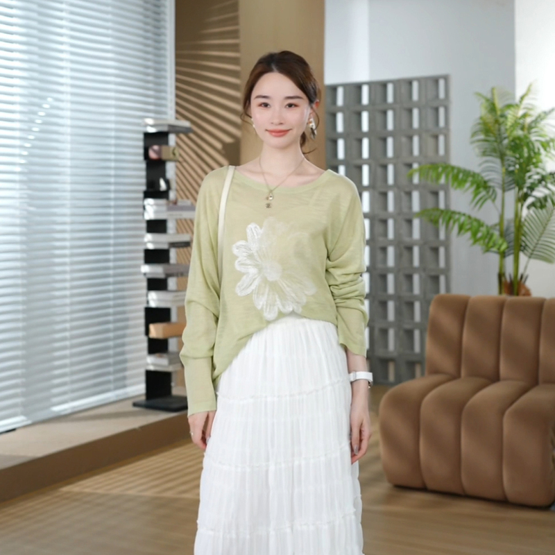 Qiu Yingying's "Little Daisy" Round-Neck Floral Print Drapey Slimming Long-Sleeve Knit Top Qiu Yingying's "Little Daisy" Round-Neck Floral Print Drapey Slimming Long-Sleeve Knit Top