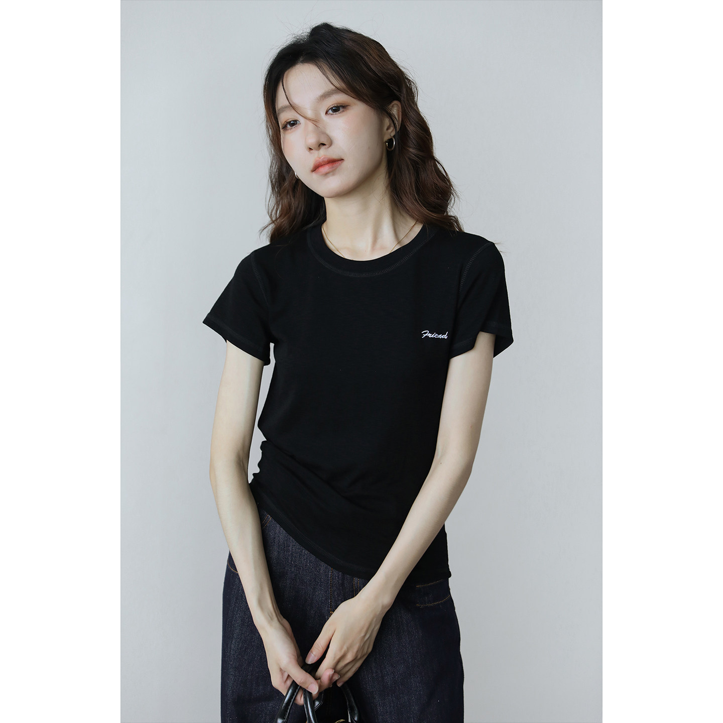 休闲风黑色短袖T恤女夏季圆领字母印花设计感套头简约刺绣上衣服