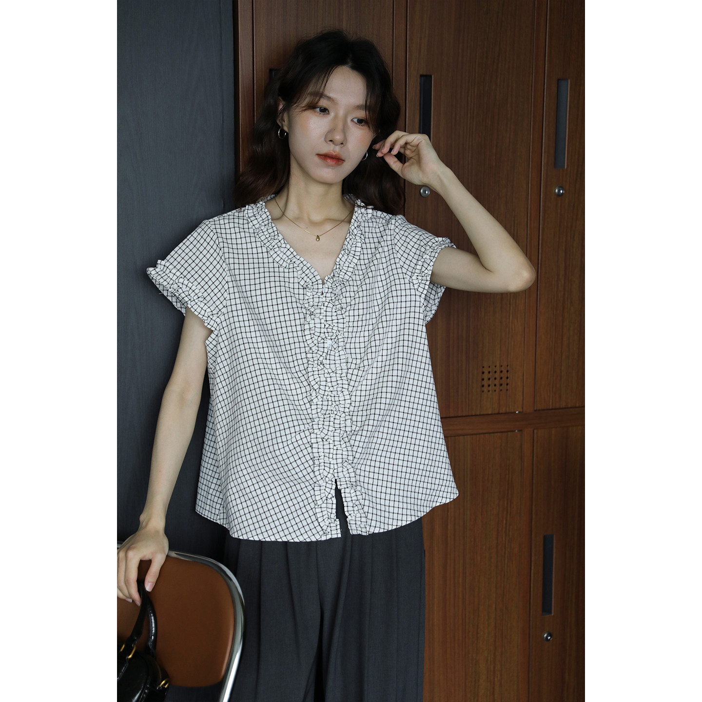 通勤风V领格纹木耳边衬衫女短袖宽松设计感气质开衫简约夏季上衣