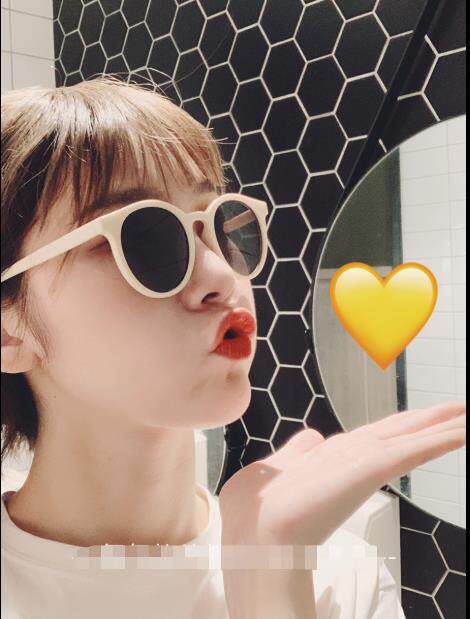 2021 Red new ultra - light frame milk white sunglasses white frame round polarized sunglasses Korean glasses tide