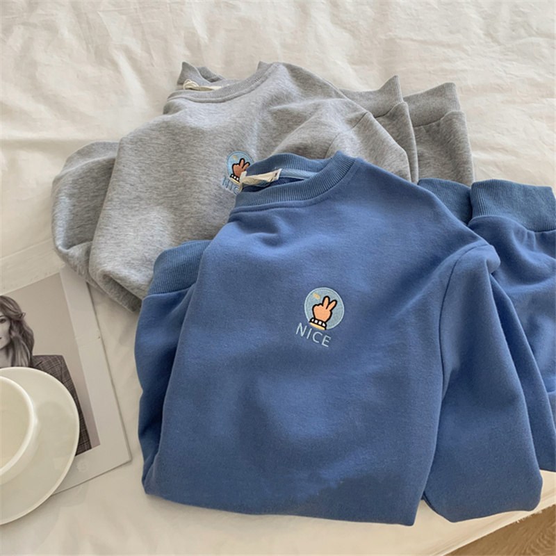 Breastfeeding clothing autumn and winter zipper fashion going out breastfeeding Korean version of the round neck pullover sweater women's loose cartoon embroidery top