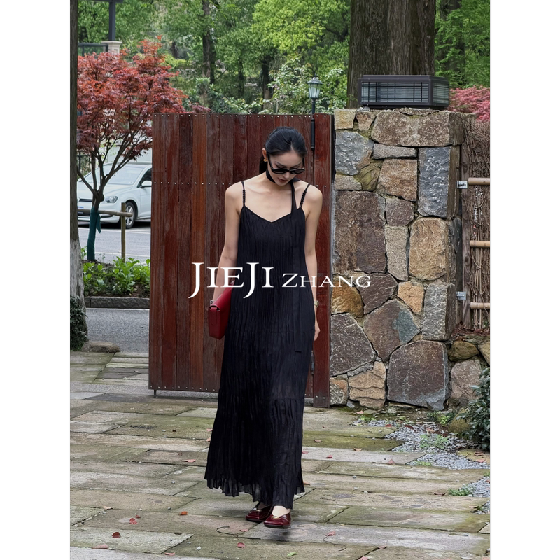 Zhang Qi Jieji Pleated Suspender Dress, Feminine Loose Sleeveless Long Dress, 2026 Summer New Style Long Dress
