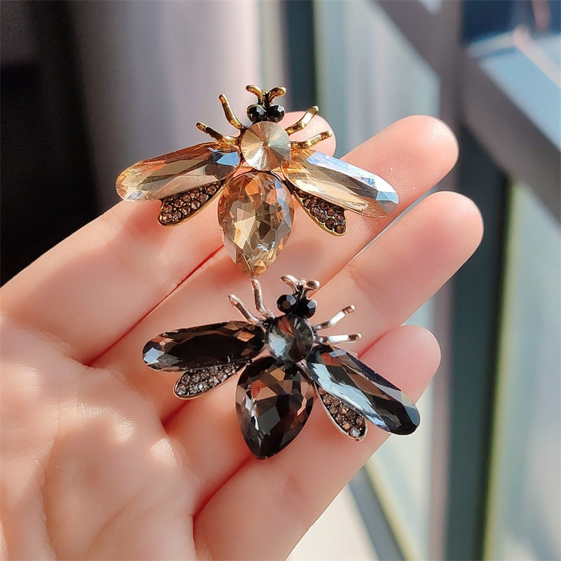 Hot-selling glass acrylic insect and bee brooch, exquisite design, same style insect corsage with rhinestones.