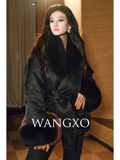 Wangxo｜Highly Fluffy Hungarian 90 White Duck Down｜Detachable Fox Fur Collar｜Waist-Cinching Short down Jacket